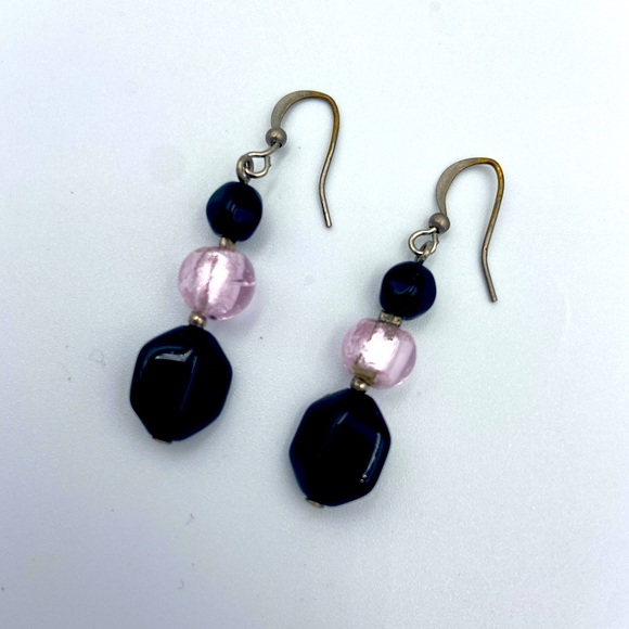 Black and pink beaded earrings - Picture 2 of 2